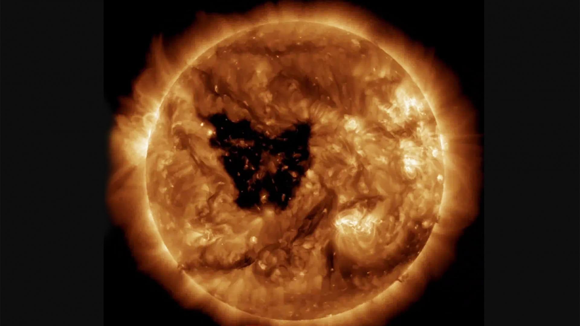 Buraco em forma de borboleta 23 vezes maior que a Terra se abre no Sol